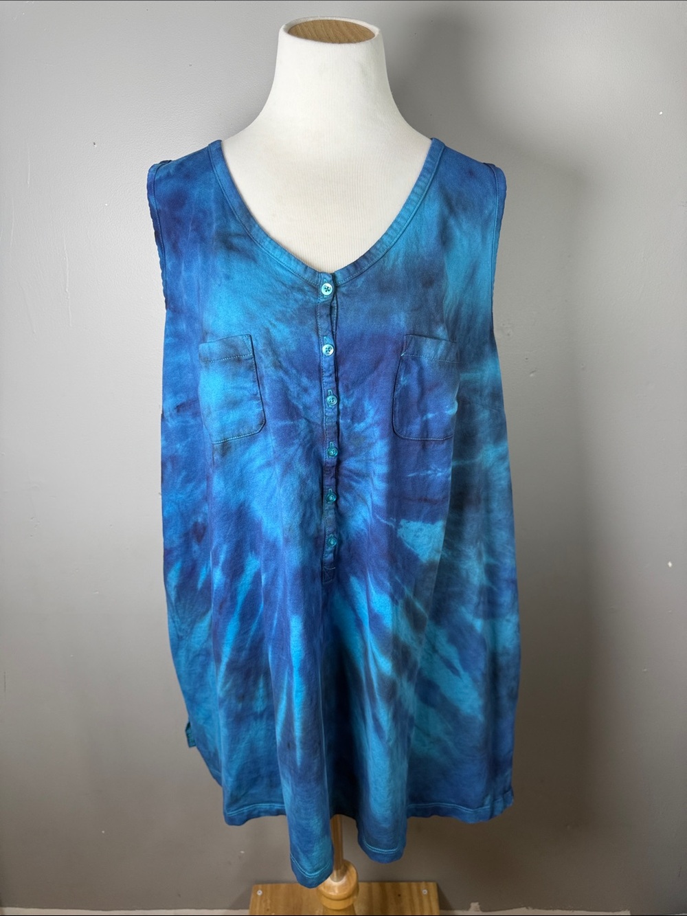Women’s Blue Tie-Dye Sleeveless V-Neck Button Tank